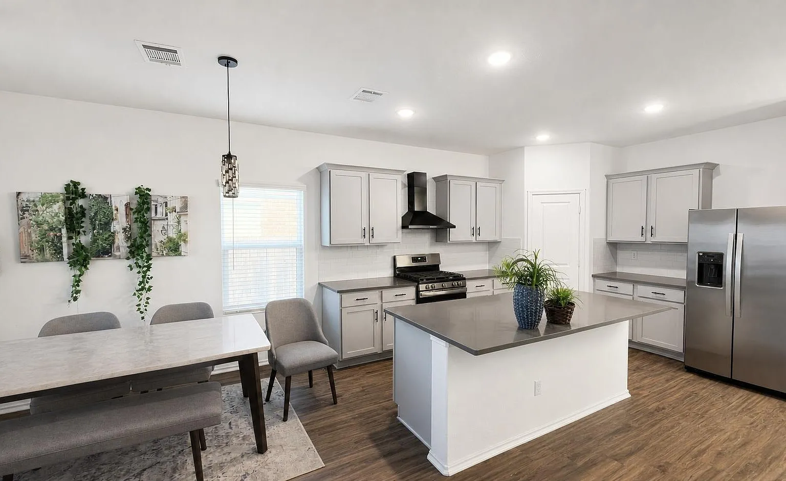 4 bed, 2.5 bath, 2543 sqft, $2,400 — Photo 3