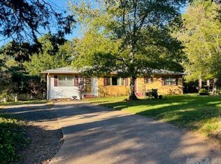 2802 Honeysuckle Ln, Russellville, AR 72801