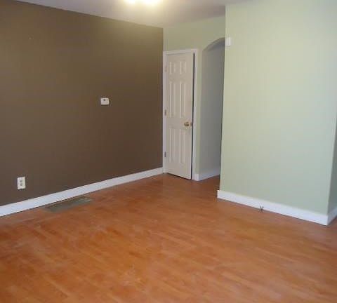 3rd image of 3030 Caroline St