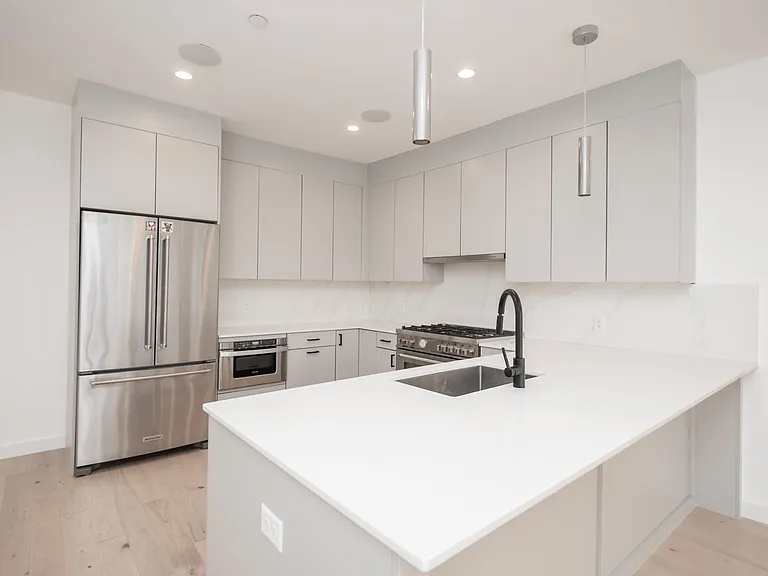 340 W 2nd St #17 — Photo 6