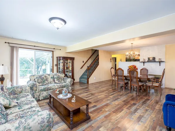 33 Atlas Lane, Hicksville, NY 11801