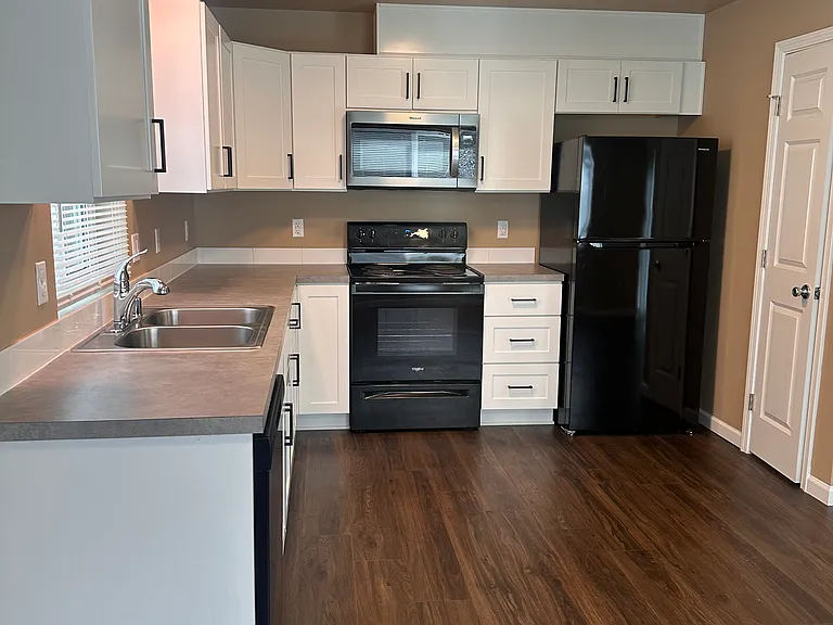 660 Hansen St SE #A — Photo 5