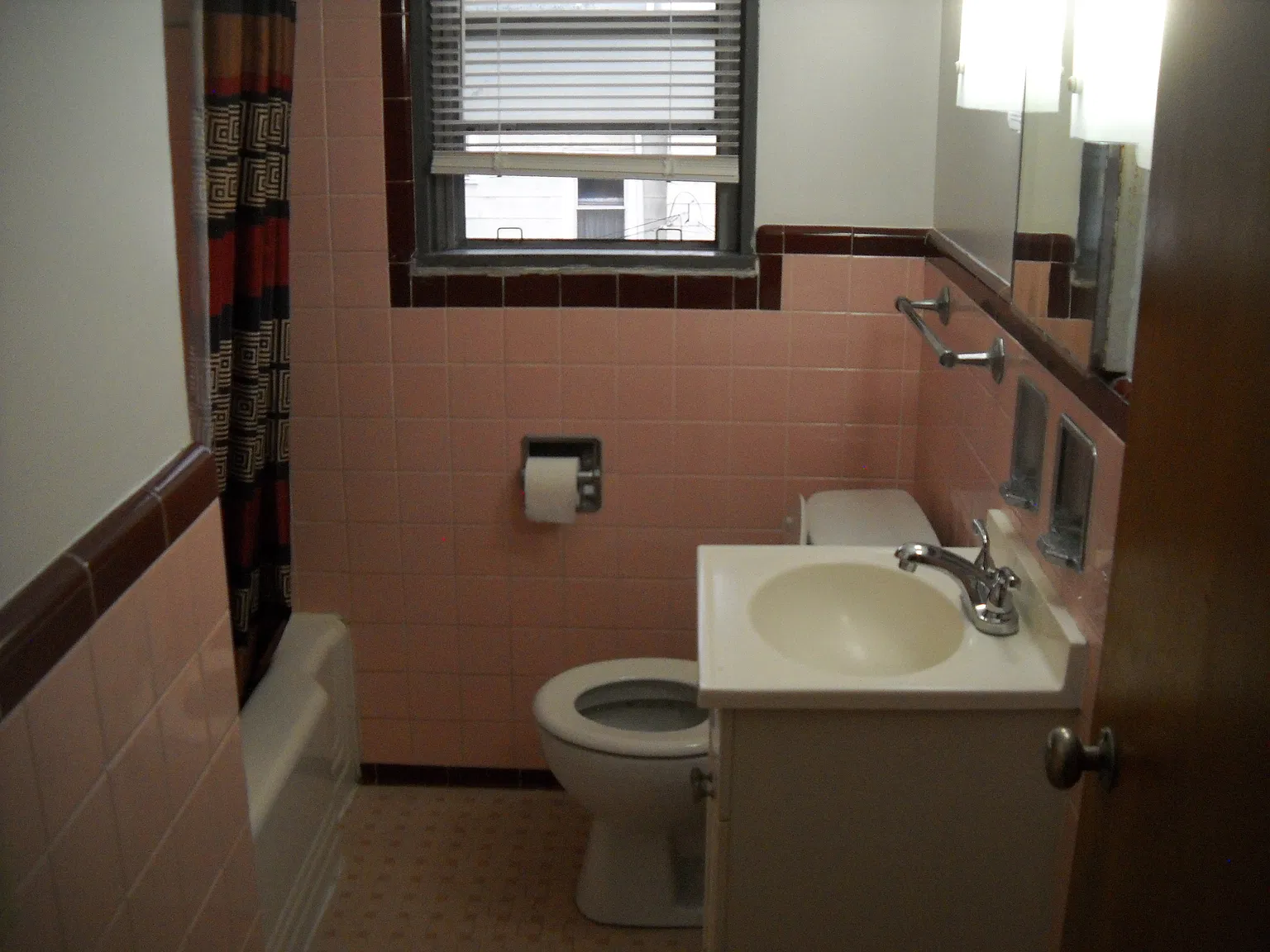1 bed, 700 sqft, $1,200 — Photo 2
