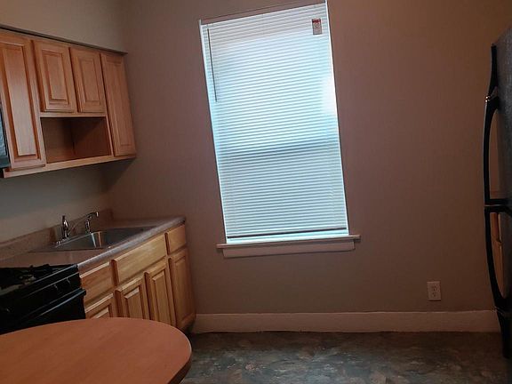 4th image of 819 N 41st St #4