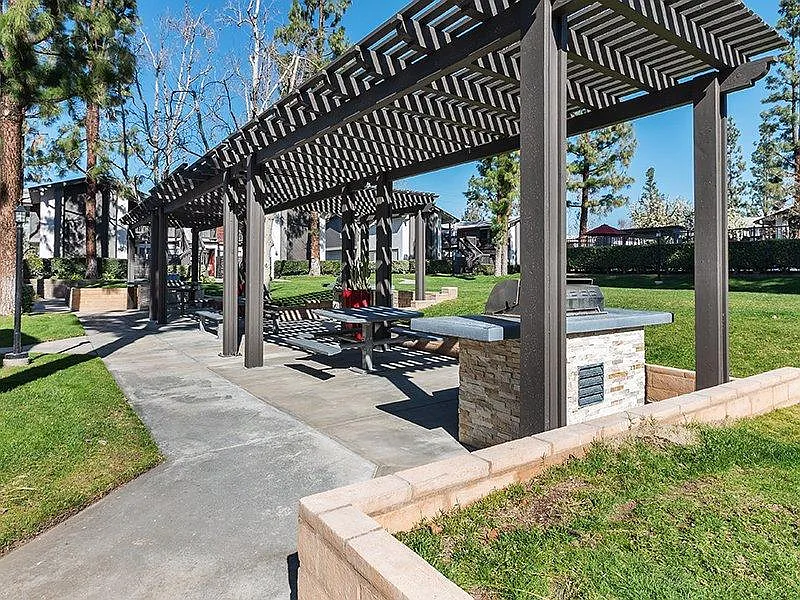 Portola Redlands — Photo 3