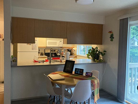 Kitchen and breakfast nook