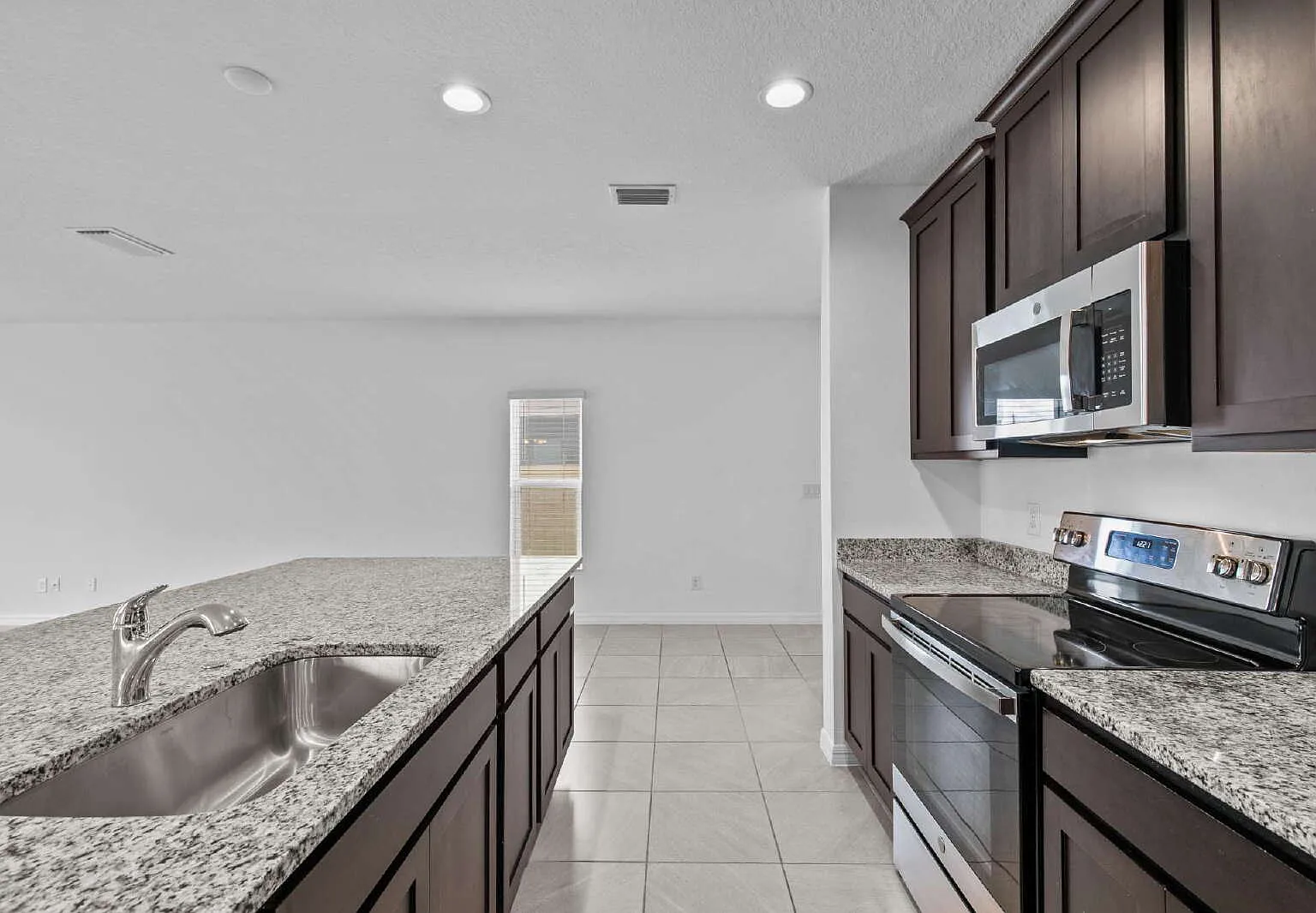 4 bed, 2.5 bath, 2536 sqft, $2,795 — Photo 4