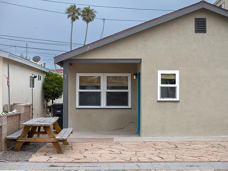 136 Oxnard Ave — Photo 26