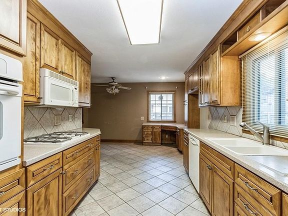 3rd image of 8609 Belleview Ave