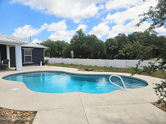 3rd image of 4855 Balfern St
