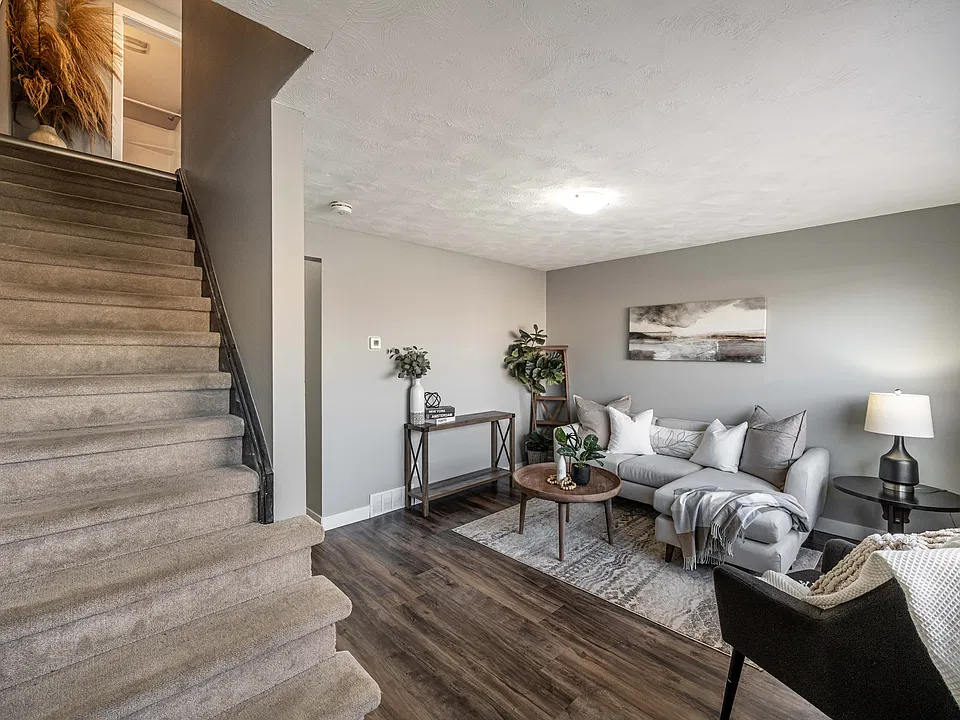 225 Queen St #4