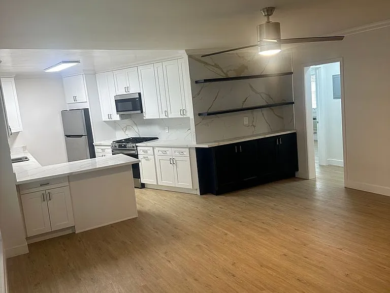 The Diplomat Apartments — Photo 30