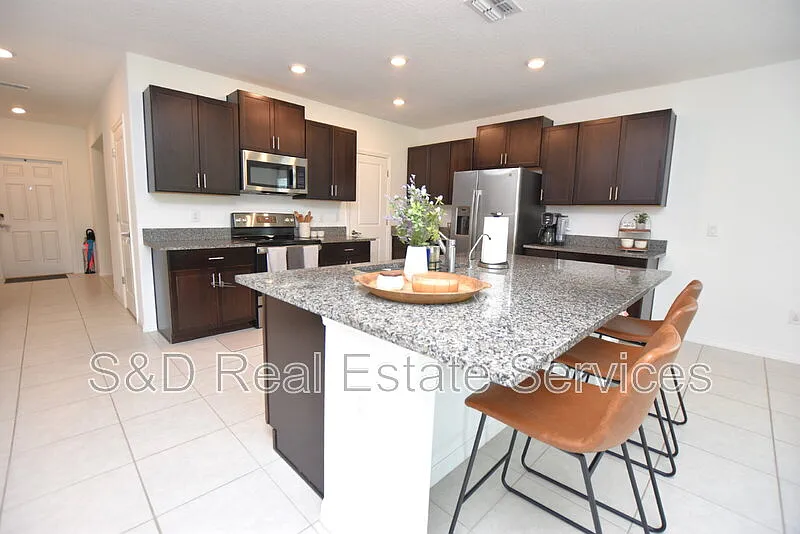 5 bed, 2.5 bath, 2896 sqft, $2,450 — Photo 2