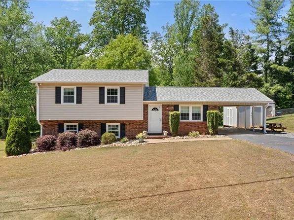 606 Merriweather Dr, King, NC 27021