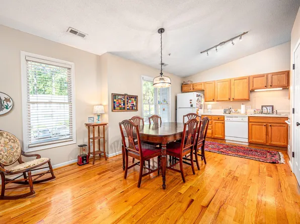 121 Westview Dr APT 36, Carrboro, NC 27510