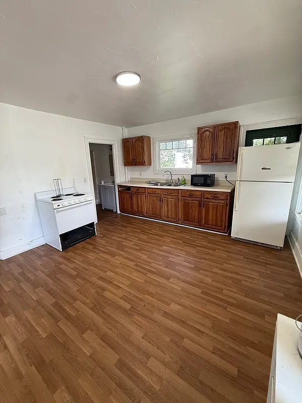 2 bed, 1.0 bath, 900 sqft, $1,050 — Photo 1