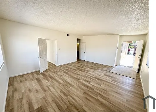 3 bed, 2332 sqft, $2,500 — Photo 4