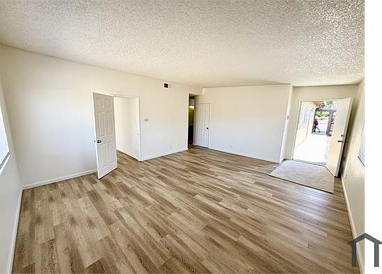 4th image of 481 E Lancaster Blvd