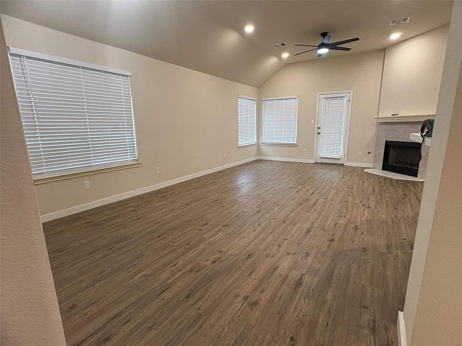 4 bed, 2.0 bath, 1886 sqft, $2,700 — Photo 3
