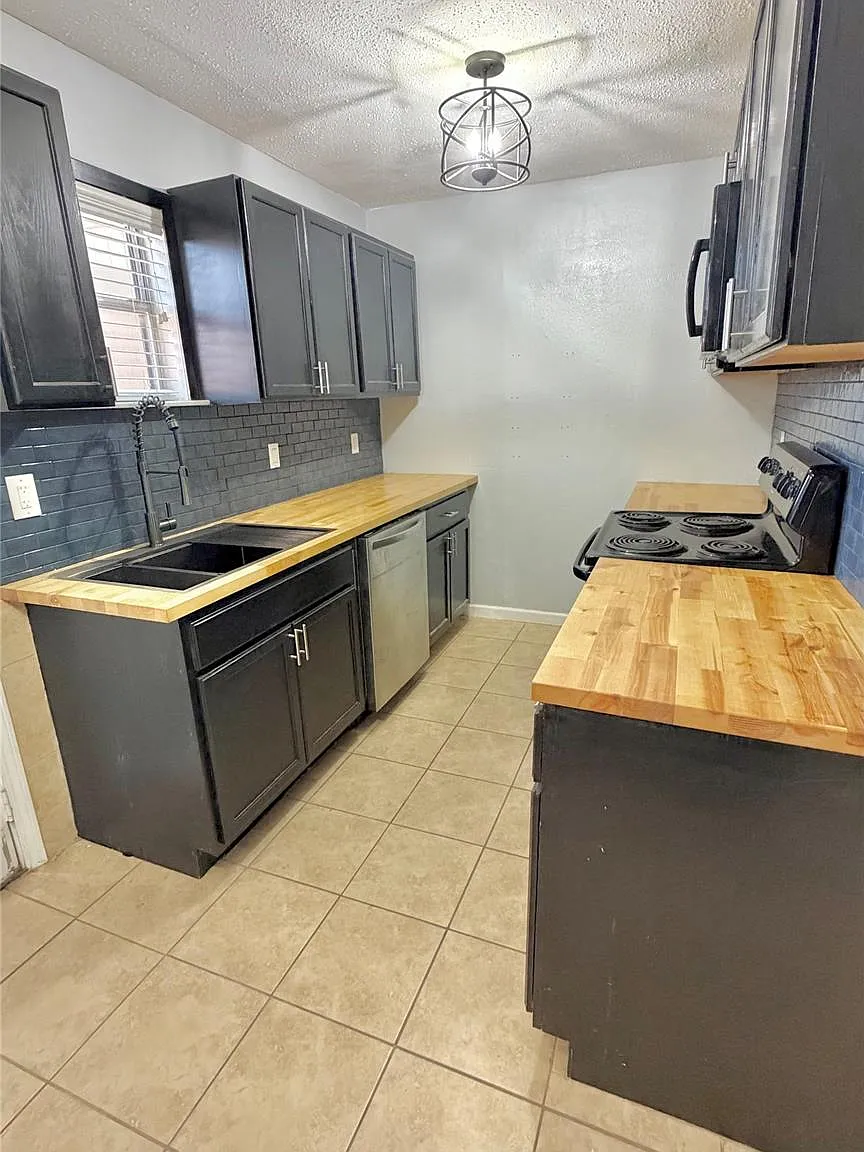2 bed, 1.5 bath, 1152 sqft, $1,600 — Photo 2