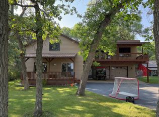 611 Oakwood Dr, Devils Lake, ND 58301