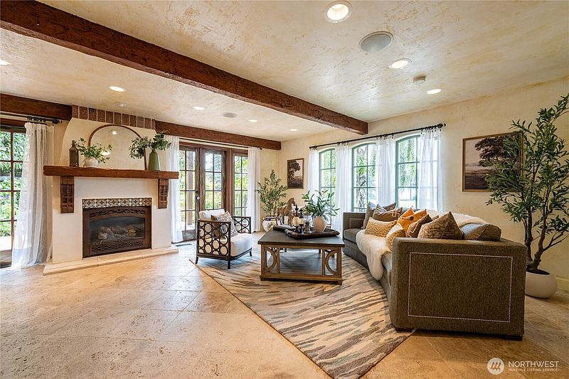 5th image of 122 Waverly Way