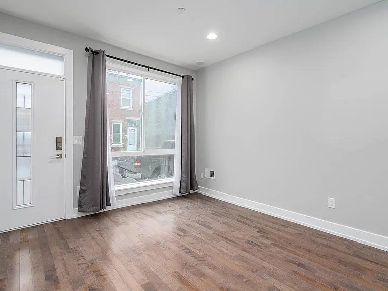 1836 Ingersoll St — Photo 7