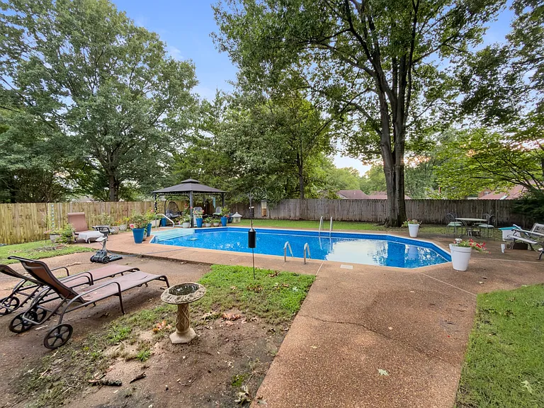 743 Grovewood Dr — Photo 8