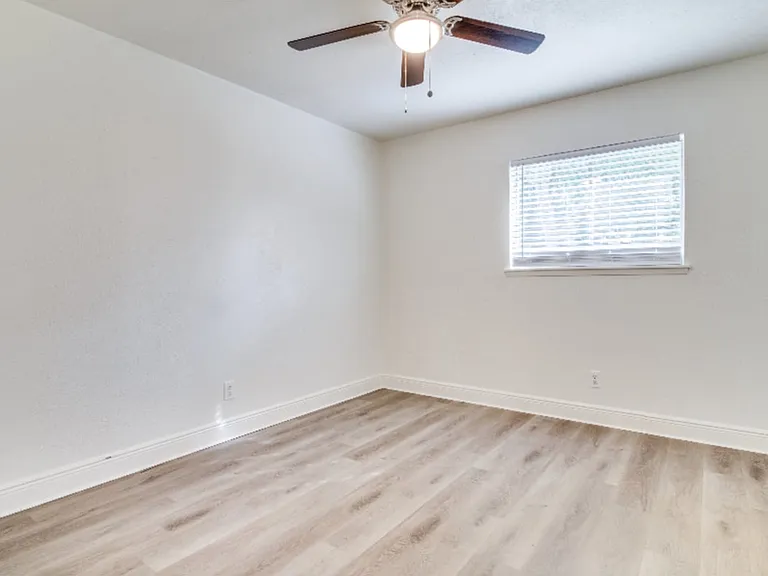 5913 Maple Ln — Photo 8