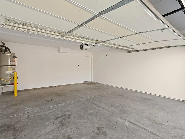 2483 Oxford Ave — Photo 32