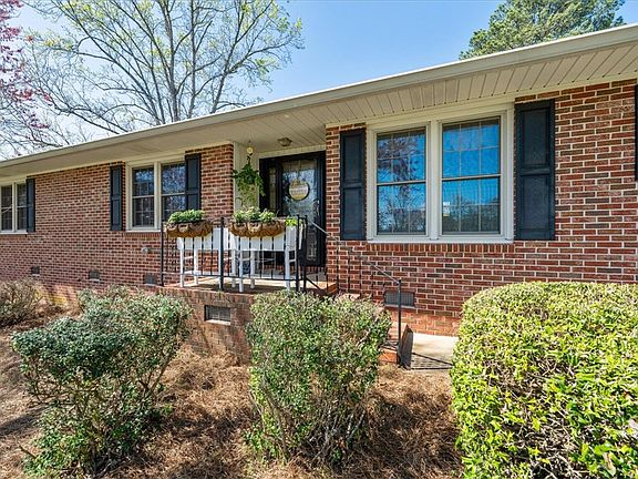 2nd image of 211 Harborough Rd