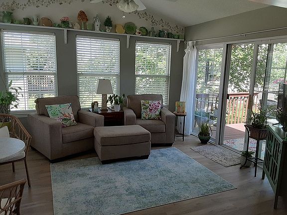 Sunny & cheerful sunroom