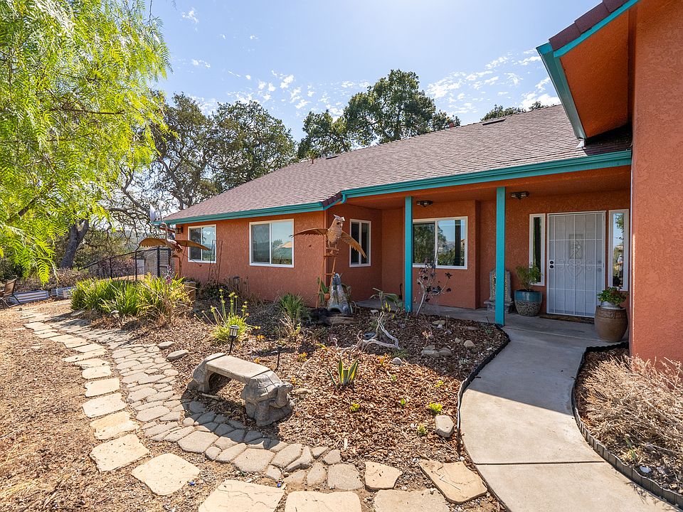 Private entrance with plenty of room for a veggie garden. Property includes 13+ fruit trees. Gardener included in rent.