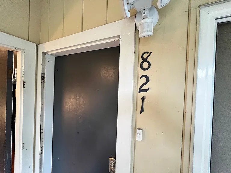 821 University Ave — Photo 1