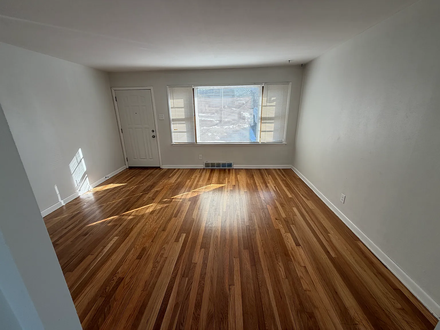 3 bed, 900 sqft, $1,495 — Photo 2
