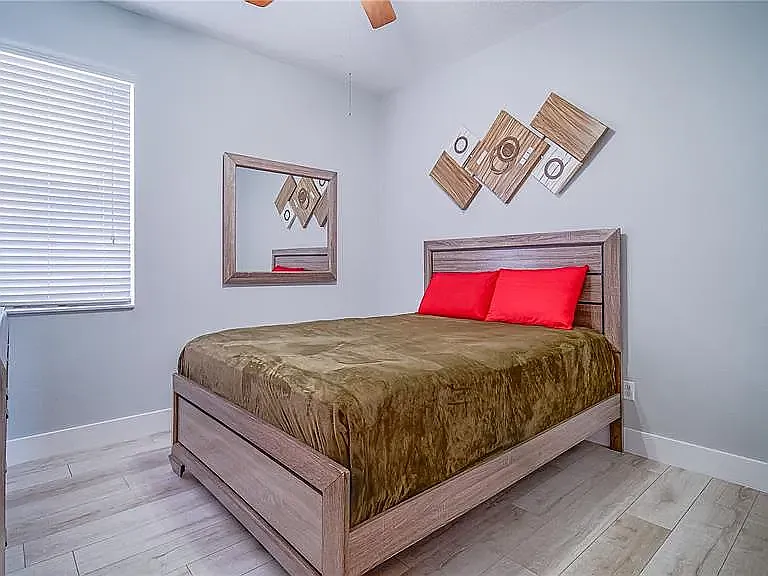 523 Cascading Creek Ln — Photo 23
