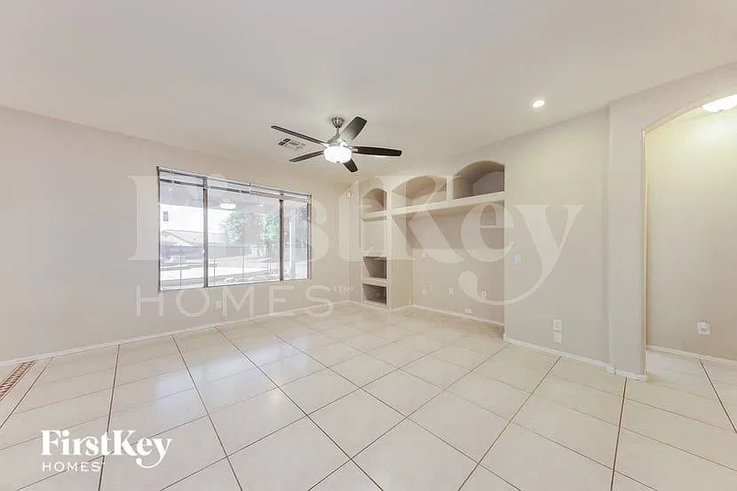 3 bed, 2.5 bath, 2001 sqft, $2,275 — Photo 2