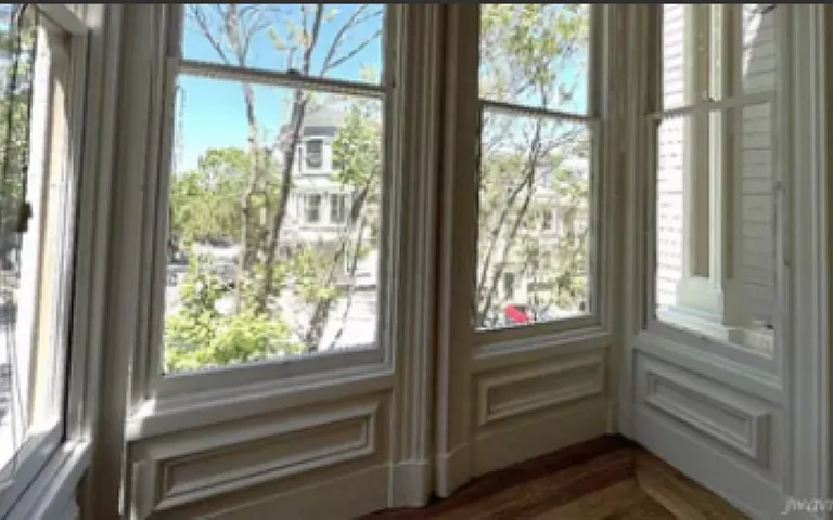 885 Waller St — Photo 3