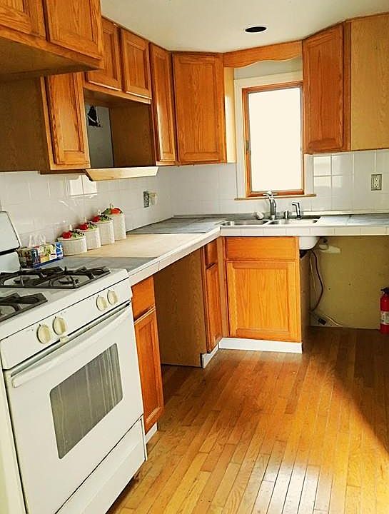 2nd image of 52 Pearl St