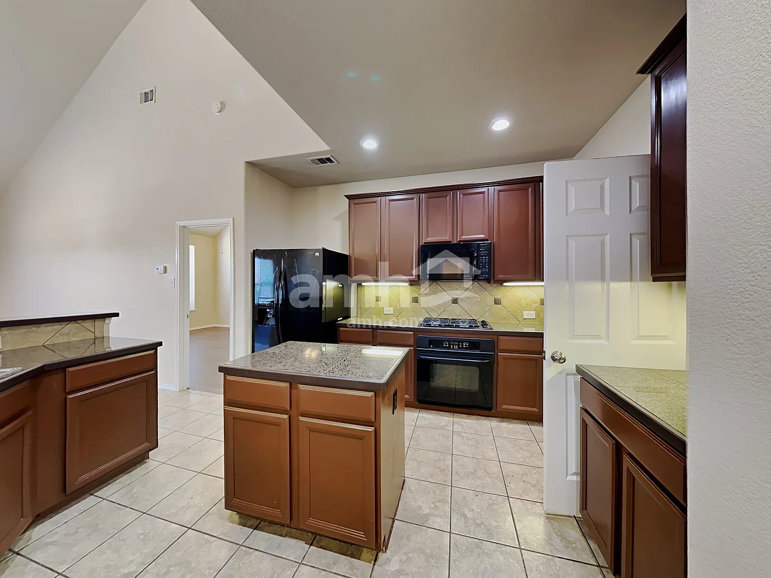 5 bed, 2.5 bath, 2880 sqft, $2,910 — Photo 3