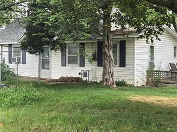 1317 E Cherry St, Nevada, MO 64772