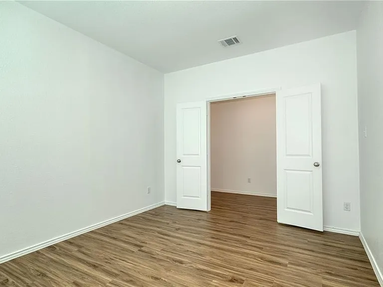 1007 Wolseley Cv — Photo 14