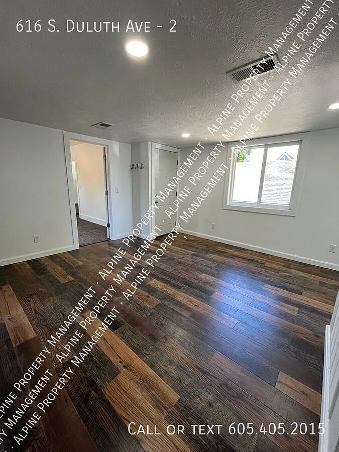 Recently Updated 2 Bed/1 Bath Upper Level Duplex Near Downtown! — Photo 4