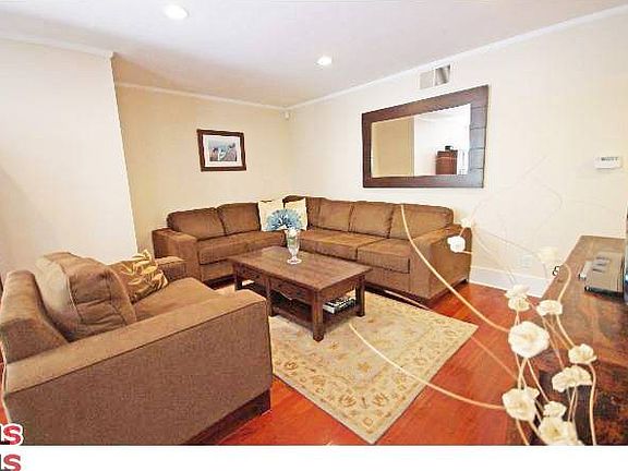 3rd image of 912 17th St Unit 3