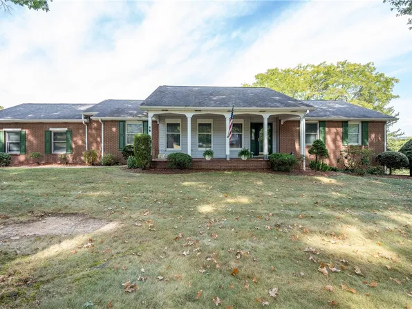 206 Apple Hill Dr, Latrobe, PA 15650
