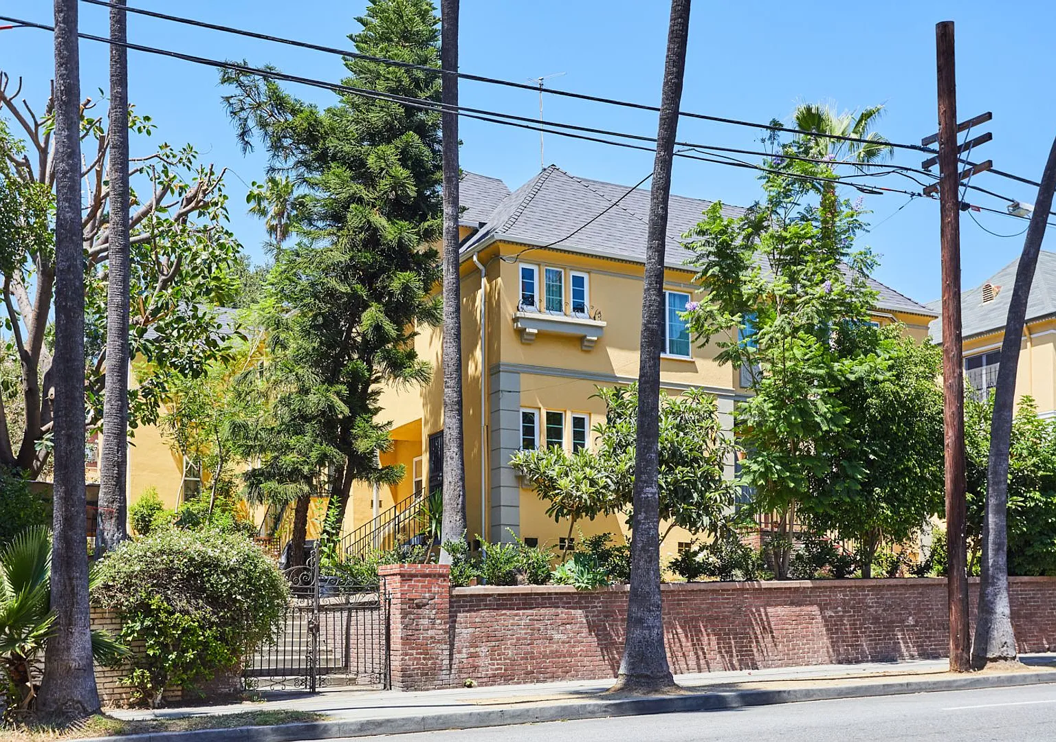 Classic Hollywood Charm Meets Modern Living — Photo 3
