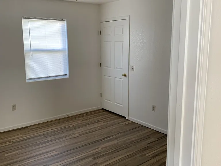 515 W 5th Ave — Photo 8