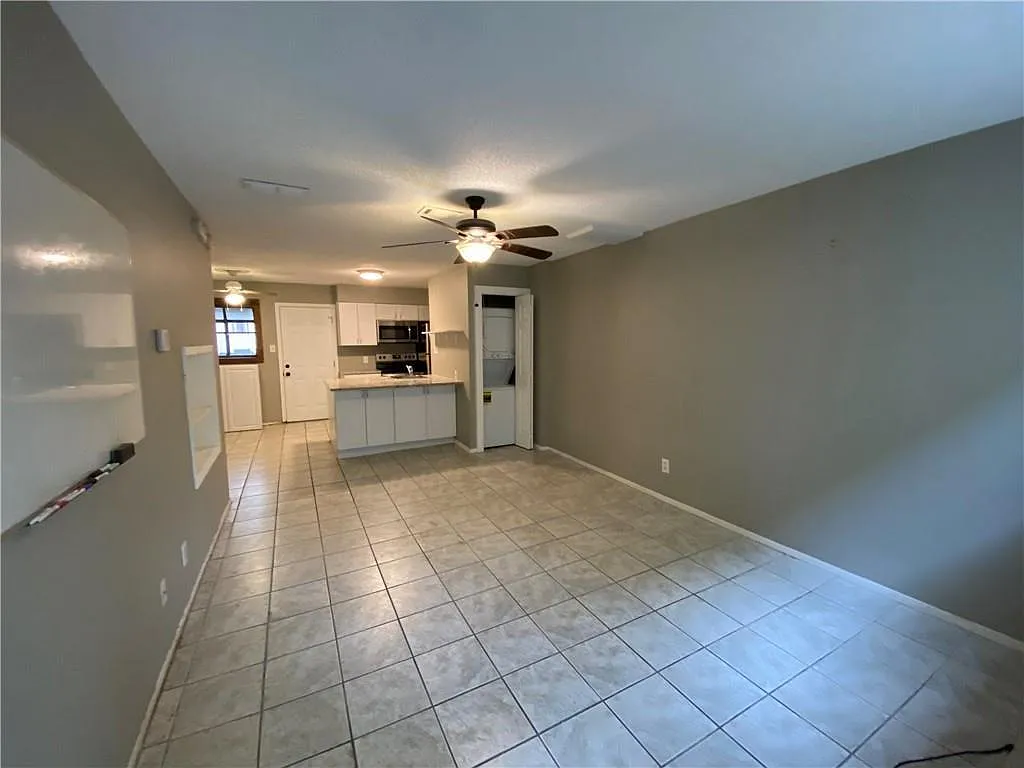 Building Photo - 2413 Leon St #101
