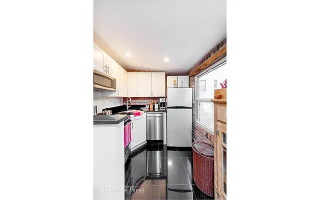 Rented by Douglas Elliman | media 22