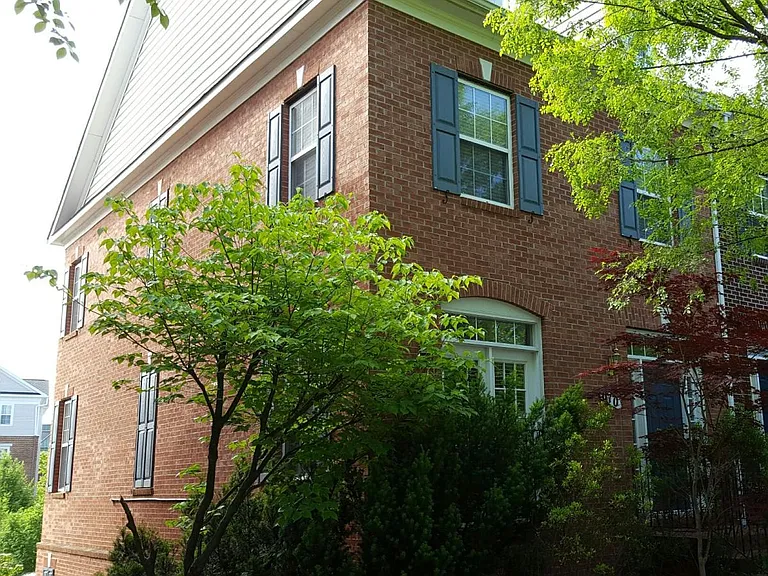 610 Garden View Sq — Photo 2